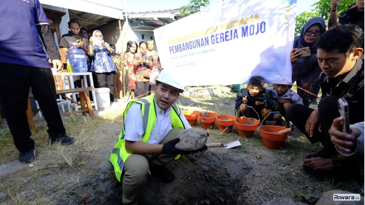 Wali Kota Solo Respati Ardii meresmikan dimulainya pembangunan gereja di Mojo, Kecamtan Pasar Kliwon Solo yang semula sempat ditolak sekelompok orang